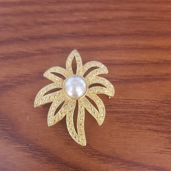 Danegraf Jewelry - Vtg Danegraf Elegant Gold and Cream Brooch with Pearl Accent